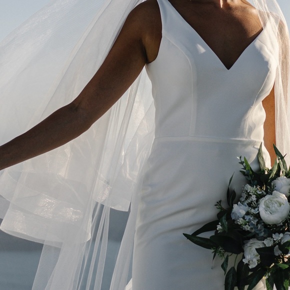 Gorgeous Sleeveless Wedding Gown V-Neck Ivory Long Train Size 6-8 - Picture 1 of 9